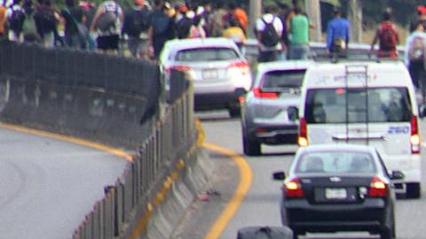 Migrantes caminan sobre una vía este lunes, en el municipio de Huehuetán (México).