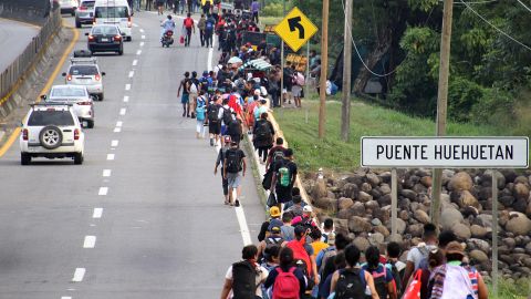 Migrantes caminan sobre una vía este lunes, en el municipio de Huehuetán (México).