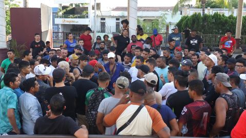 Migrantes se reúnen este domingo en una plaza de Tapachula (México).