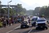Migrantes caminan en caravana este martes, en el municipio de Huixtla (México).