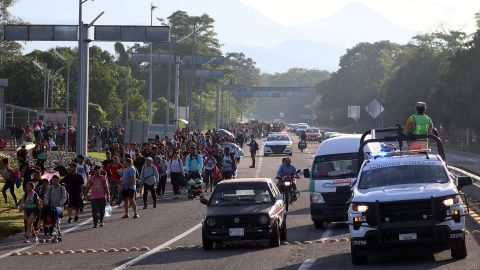 Migrantes caminan en caravana este martes, en el municipio de Huixtla (México).