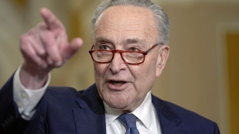 Chuck Schumer insta al gobierno de Joe Biden a mejorar tecnología para identificar drones