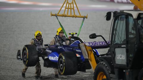 Momento en el que retiran el Williams del argentino Franco Colapinto.