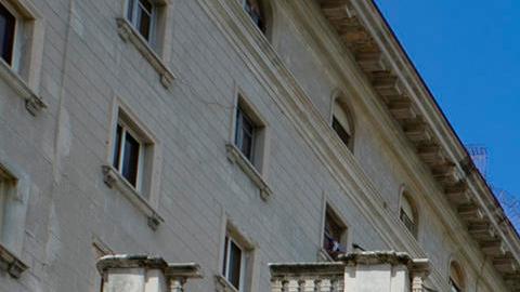 Fotografía de archivo fechada el 14 de marzo del 2024 de la fachada de varios edificios en ruinas en la calle San Lázaro, en La Habana (Cuba).