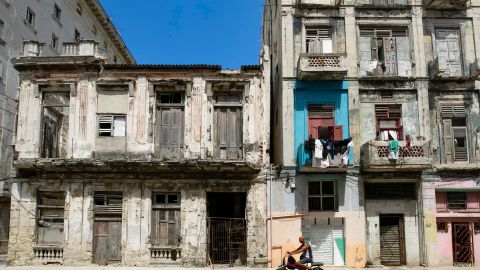 Fotografía de archivo fechada el 14 de marzo del 2024 de la fachada de varios edificios en ruinas en la calle San Lázaro, en La Habana (Cuba).