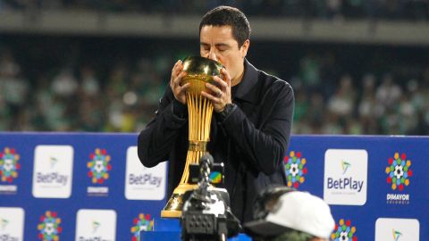 El entrenador mexicano de Atlético Nacional, Efraín Juárez, le da un beso a la copa.