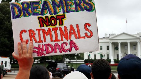 Foto de archivo de AP de una manifestación en favor de la DACA de "dreamers" o "soñadores" en las afueras de la Casa Blanca en 2017.