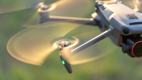 Un hombre que logró grabar uno de los drones dijo que "era diferente" y lo comparó con un camión pequeño.