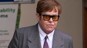 Elton John batalló durante buena parte de su vida contra las adicciones.