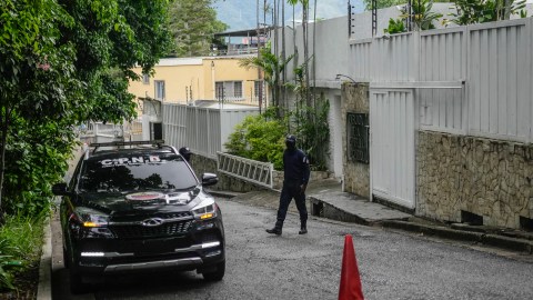 Fuerzas de seguridad del régimen de Nicolás Maduro en las afueras de la embajada de Argentina en Caracas.