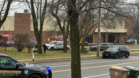 Los vehículos de emergencia están estacionados afuera de la escuela cristiana Abundant Life en Madison, Wisconsin, donde se reportaron múltiples heridos luego de un tiroteo, el lunes 16 de diciembre de 2024.