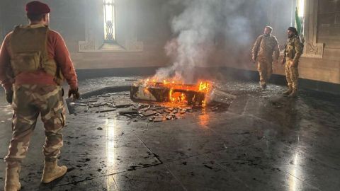 Los rebeldes sacaron un ataúd y le prendieron fuego para luego tomarse fotos.