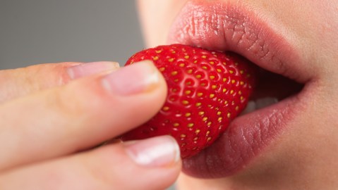 La vitamina C que poseen las frutillas o fresas le brinda beneficios a las arterias y vasos sanguíneos.