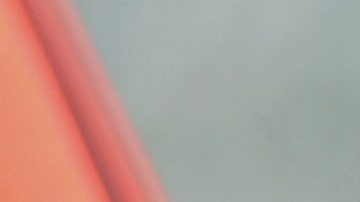 Los balones de fútbol americano se encuentran en el césped, listos para el saque inicial.