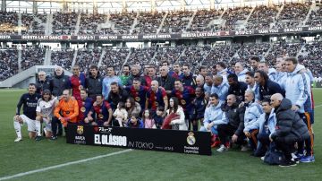 Tokyo (Japan), 15/12/2024.- FC Barcelona Legends' Andres Iniesta (C) poses with his family and players after a friendly soccer match between FC Barcelona Legends and Real Madrid Legends at Ajinomoto Stadium, in Tokyo, Japan, 15 December 2024. (Futbol, Amistoso, Japón, Tokio) EFE/EPA/FRANCK ROBICHON