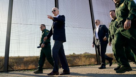 El presidente Joe Biden camina por un tramo de la frontera entre Estados Unidos y México en El Paso, Texas, el 8 de enero de 2023.