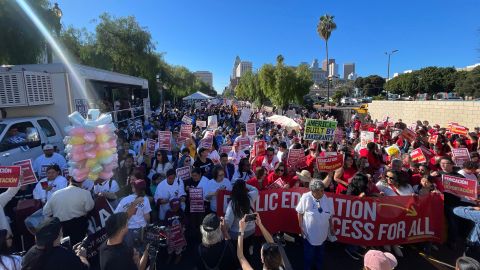 Fotografía cedida por la Coalición por los Derechos Humanos del Inmigrante en Los Ángeles (Chirla) de un grupo de personas durante una manifestación este miércoles, en Los Ángeles (EE.UU.).