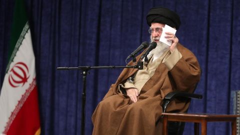 Ayatolá Ali Khamenei, líder supremo tanto política como religiosamente de Irán.