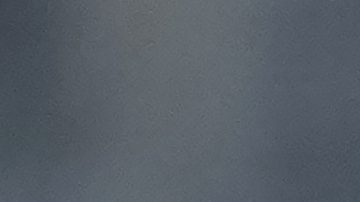 El wide receiver de los New York Jets Davante Adams trata de avanzar ante la defensa de Los Angeles Rams.