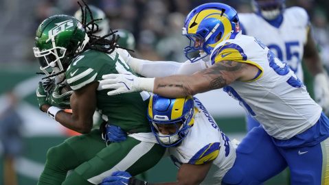 El wide receiver de los New York Jets Davante Adams trata de avanzar ante la defensa de Los Angeles Rams.