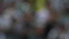 El entrenador mexicano de Atlético Nacional, Efraín Juárez, da instrucciones en la final del fútbol colombiano ante Deportes Tolima en el estadio Atanasio Girardot en Medellín.