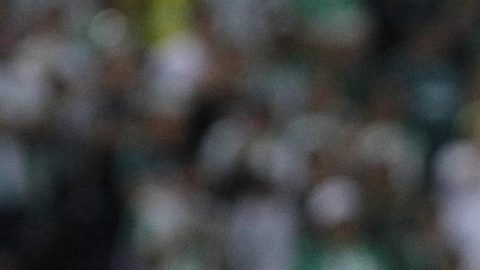 El entrenador mexicano de Atlético Nacional, Efraín Juárez, da instrucciones en la final del fútbol colombiano ante Deportes Tolima en el estadio Atanasio Girardot en Medellín.