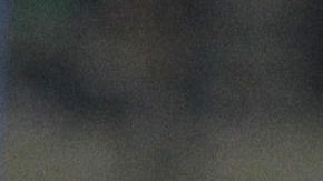 El entrenador mexicano de Atlético Nacional, Efraín Juárez, le da un beso a la copa luego de ganar el título de la Liga Profesional de Colombia.