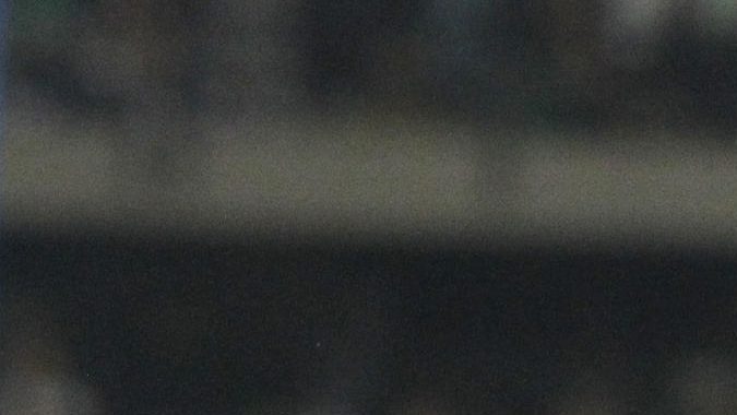 El entrenador mexicano de Atlético Nacional, Efraín Juárez, le da un beso a la copa luego de ganar el título de la Liga Profesional de Colombia.