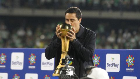 El entrenador mexicano de Atlético Nacional, Efraín Juárez, le da un beso a la copa luego de ganar el título de la Liga Profesional de Colombia.