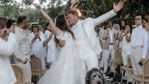 Julián Gil y Valeria Marín inician su viaje juntos como pareja casada.