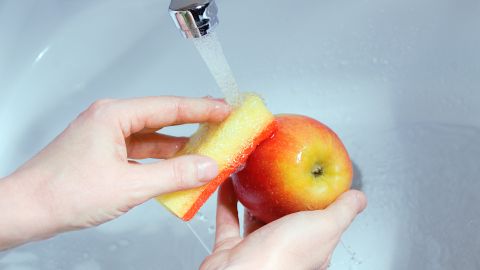 Una experta da unos consejos prácticos para limpiar las manzanas.