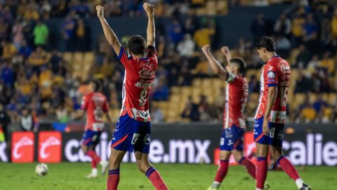 Jugadores de San Luis celebran su triunfo durante un partido de vuelta correspondiente a cuartos de final del Torneo Apertura 2024 entre Tigres y San Luis.