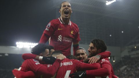 Virgil van Dijk celebra el gol de Mohamed Salah con sus compañeros durante el partido entre el Liverpool y el Newcastle.