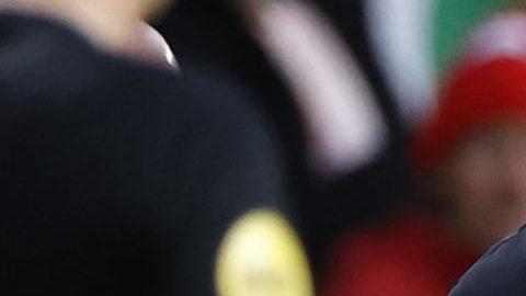 El DT Peter Bosz habla con Hirving "Chucky" Lozano antes de su entrada en el encuentro entre el PSV Eindhoven y el Feyenoord.