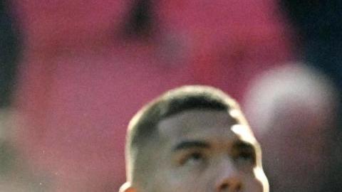 Hirving Lozano se despide de la afición del PSV.