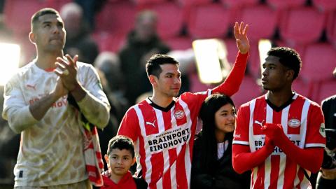 Hirving Lozano se despide de la afición del PSV.