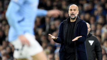 Pep Guardiola reacciona en el partido entre el United y el City.