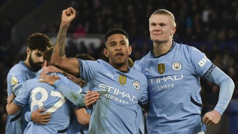 Jugadores del Manchester City celebran tras anotarle un gol al Leicester.