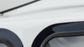 Fotografía cedida por la Alcaldía de Nueva York de Luigi Mangione descendiendo de un helicóptero durante su llegada al helipuerto de Wall Street, este jueves en Nueva York (Estados Unidos).