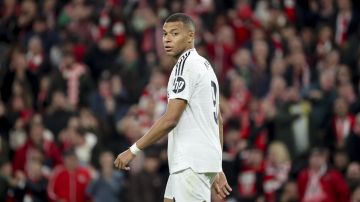 El delantero del Real Madrid Kylian Mbappé tras fallar el penalti.