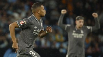 Kylian Mbappe celebra frente a Federico Valverde en un partido entre el Celta y el Real Madrid.