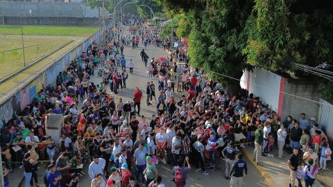 Fotografía aérea que muestra migrantes haciendo fila el 22 de diciembre de 2024, para realizar sus procesos migratorios, en el municipio de Tapachula en Chiapas (México).