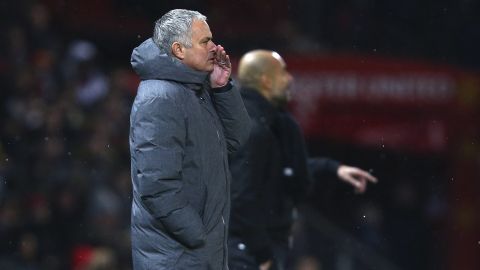 Jose Mourinho y Pep Guardiola durante un encuentro entre el Manchester United y el Manchester City en 2017.