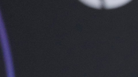 Ángela Álvarez posando con su premio en los Latin Grammy 2022.