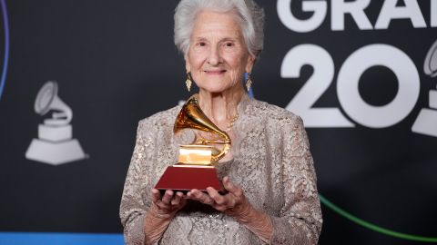 Ángela Álvarez posando con su premio en los Latin Grammy 2022.