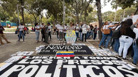 Fotografía del 9 de diciembre de 2024 de una protesta de familiares de "presos políticos" frente a la sede del Ministerio Público (Fiscalía), en Caracas (Venezuela).