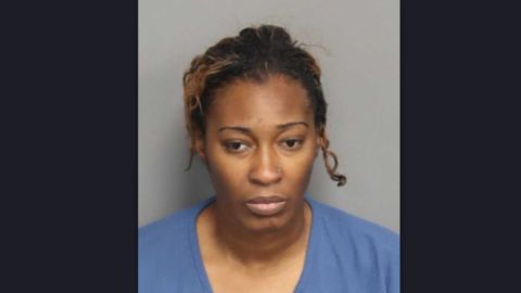 Bryia Lattimore Scott, la mujer que se hizo pasar por otra, en una foto policial.