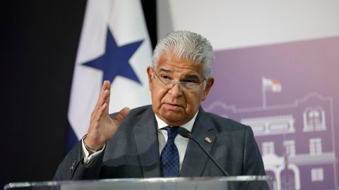 El presidente de Panamá, José Raúl Mulino, habla durante una conferencia de prensa este jueves en Ciudad de Panamá (Panamá).