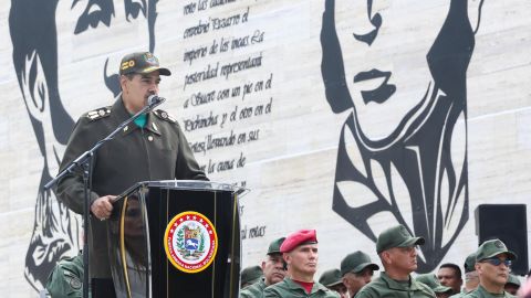 Maduro pide a los militares defender su régimen "a costa de lo que sea" en Venezuela