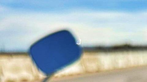 Fotografía cedida por el Departamento de Policía de Aurora (APD) donde se muestra un radar de límite de velocidad puesto en una carretera de la ciudad.